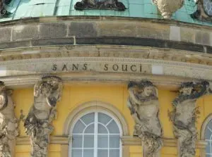 Schloss Sanssouci in Potsdam mit Schriftzug "ohne Sorgen"